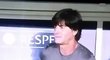 Ruka za kalhotami znovu. Joachim Löw v akci při utkání svého Německa s Ukrajinou