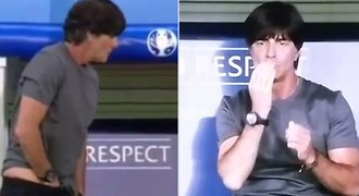 Joachim (Ch)Löw?! Německý kouč si sáhl do kalhot, pak očuchával ruku