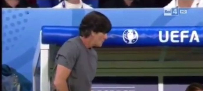Německý trenér Joachim Löw rozjel svojí show s rukou v kalhotech