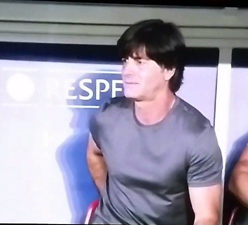 Ruka za kalhotami znovu. Joachim Löw v akci při utkání svého Německa s Ukrajinou