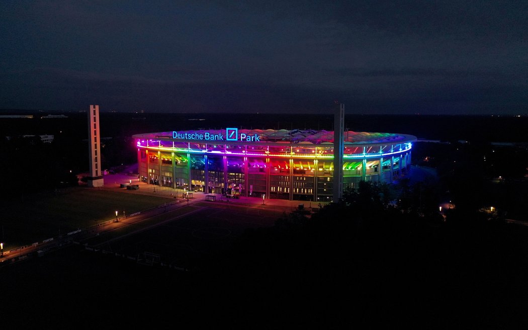 Stadion ve Frankfurtu v duhových barvách