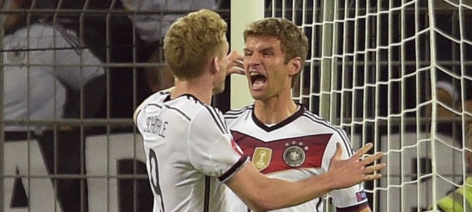Hráči Německa se radují po gólu do sítě Skotska