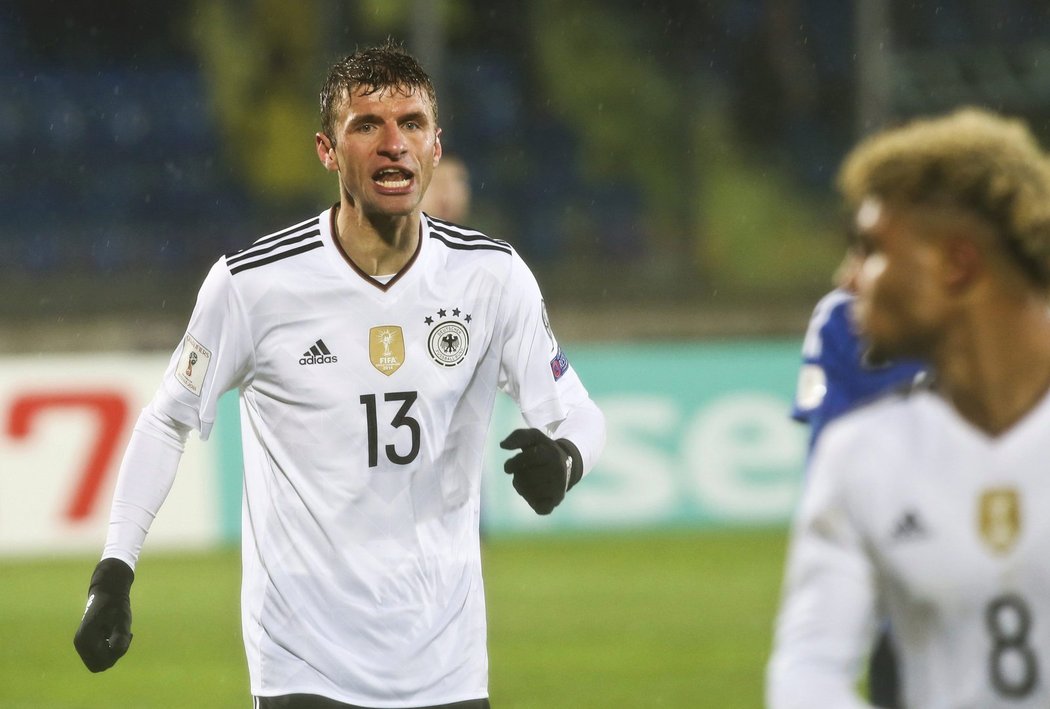 Záložník Německa Thomas Müller při zápase se San Marinem