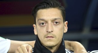 Proč je Özil německým terčem? Mlčí k aféře, fanoušky dráždí malé zaujetí