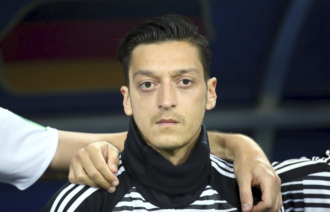 Mesut Özil patří mezi nejkritizovanější hráče neúspěšného německého týmu na MS