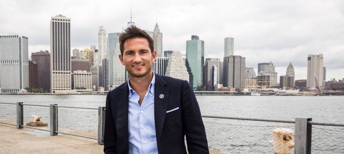 Tady teď budu hrát fotbal! Frank Lampard před newyorskou scenérií.