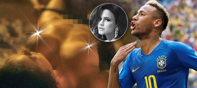 Na mistrovství světa v Rusku to zatím není Neymar, na kterého jsou fotbaloví fanoušci zvyklí. Že by za tím byla scéna jako z pornofilmu jeho lásky Bruny Marquezine?