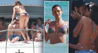 Fotbalista Neymar řádí na luxusní jachtě: Prsa, prdelky, líbačky i osahávačky!