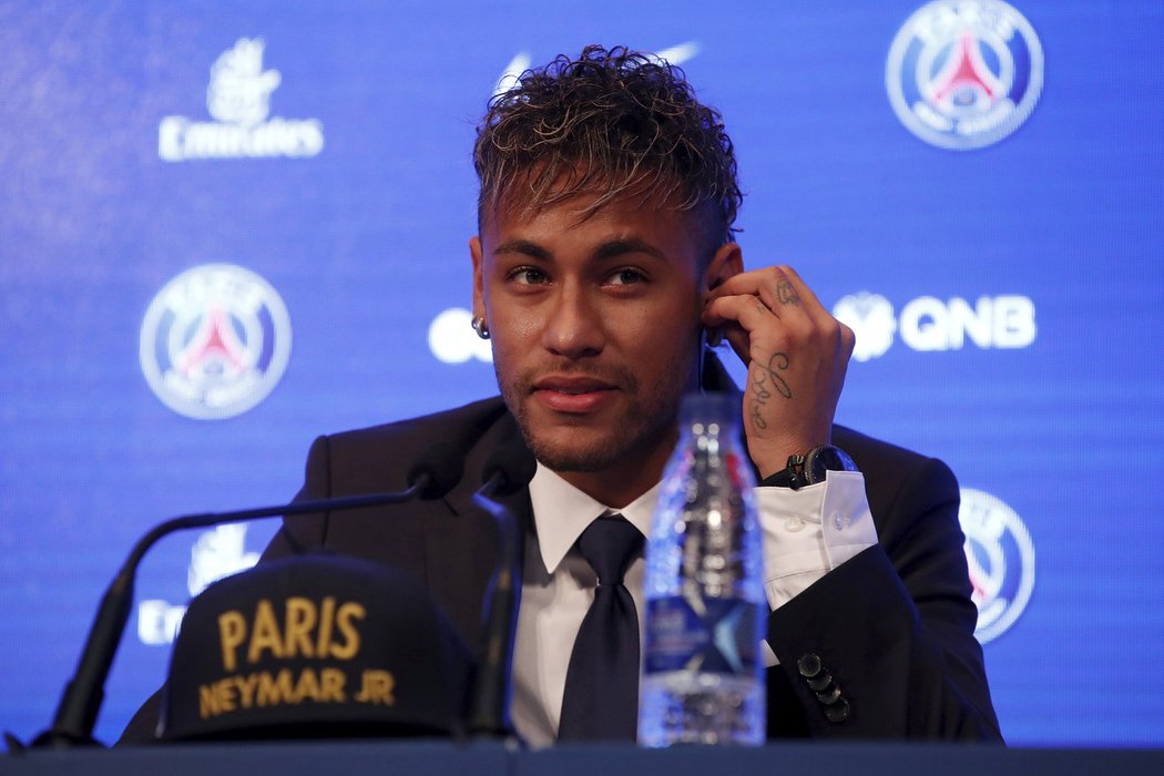 Neymar na tiskové konferenci jako posila Paris St. Germain