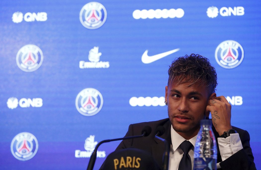 Neymar na tiskové konferenci PSG