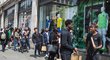 Řada fanoušků před londýnským obchodem s nigerijskými dresy
