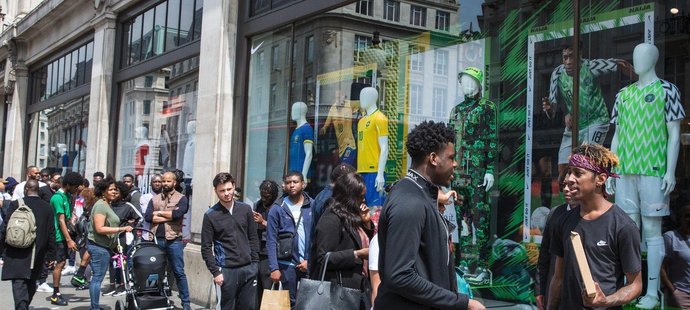 Řada fanoušků před londýnským obchodem s nigerijskými dresy