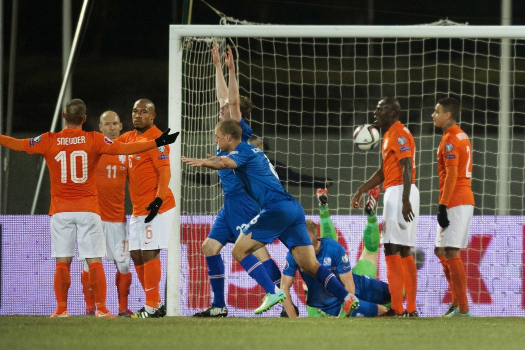 Hráči Islandu slaví gól proti Nizozemsku, favorit se musel před soupeřem sklonit