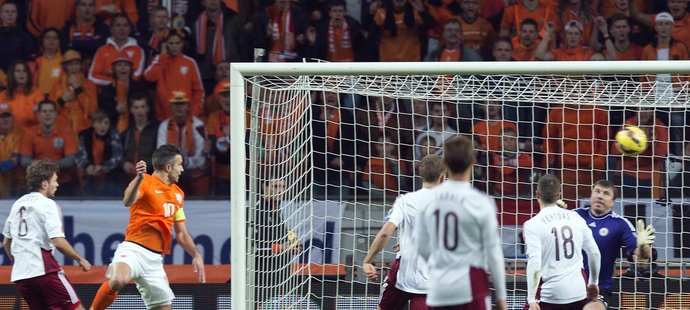 Útočník Nizozemska Robin van Persie otevřel skóre zápasu přesnou hlavičkou