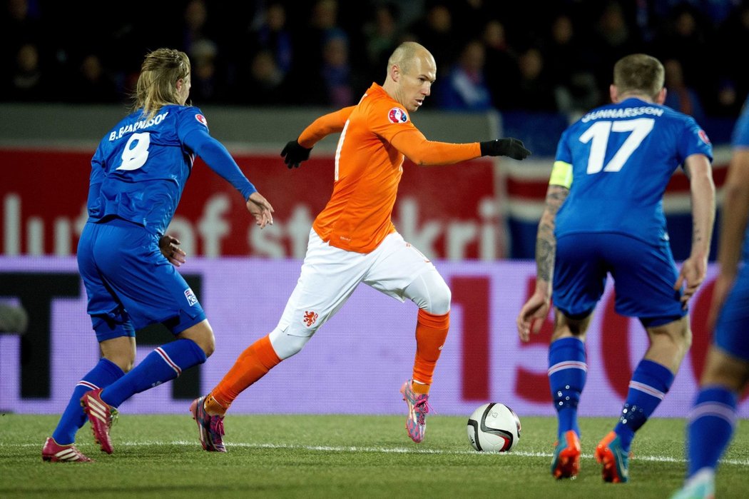 Na největší hvězdu Nizozemska Arjena Robbena si musí dávat hráči Islandu velký pozor