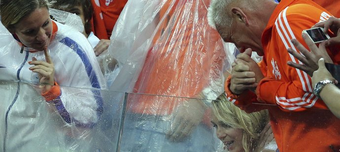 Po konci semifinále zamířil Arjen Robben za svojí manželkou a synem