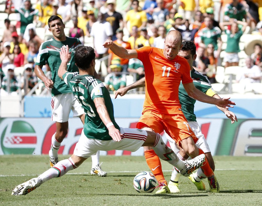45 (+2). - Jasná penalta a žlutá pro jednoho z faulujících Mexičanů