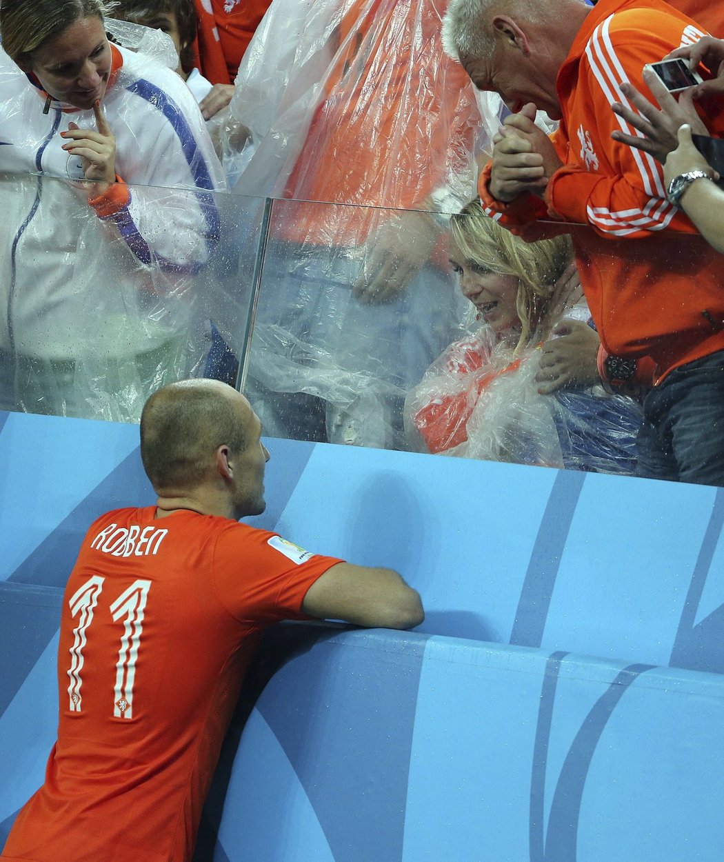 Po konci semifinále zamířil Arjen Robben za svojí manželkou a synem