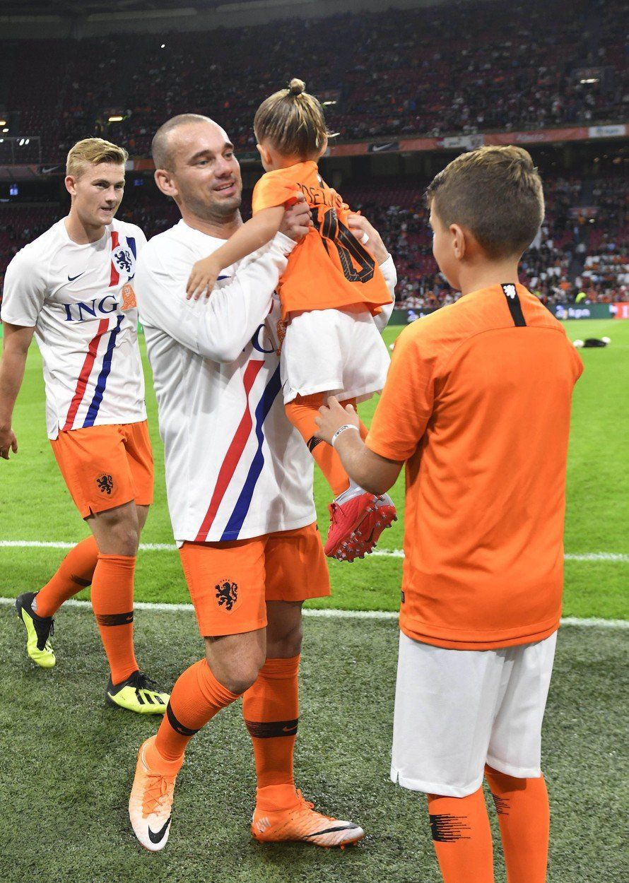 Wesley Sneijder při rozlučkovém zápase za nizozemskou reprezentaci se svými dětmi