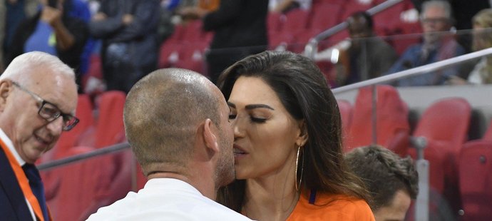 Wesley Sneijder se svojí manželkou při rozlučkovém zápase za nizozemskou reprezentaci