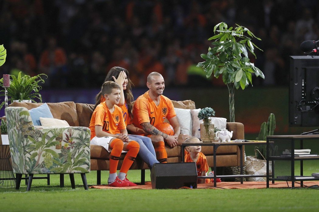 Wesley Sneijder sleduje s rodinou na hřišti z gauče nejlepší momenty svojí reprezentační kariéry