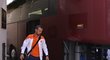 Nizozemský záložník Wesley Sneijder u týmového autobusu