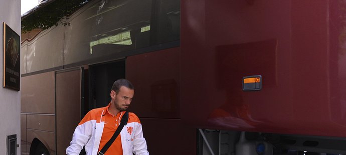 Nizozemský záložník Wesley Sneijder u týmového autobusu