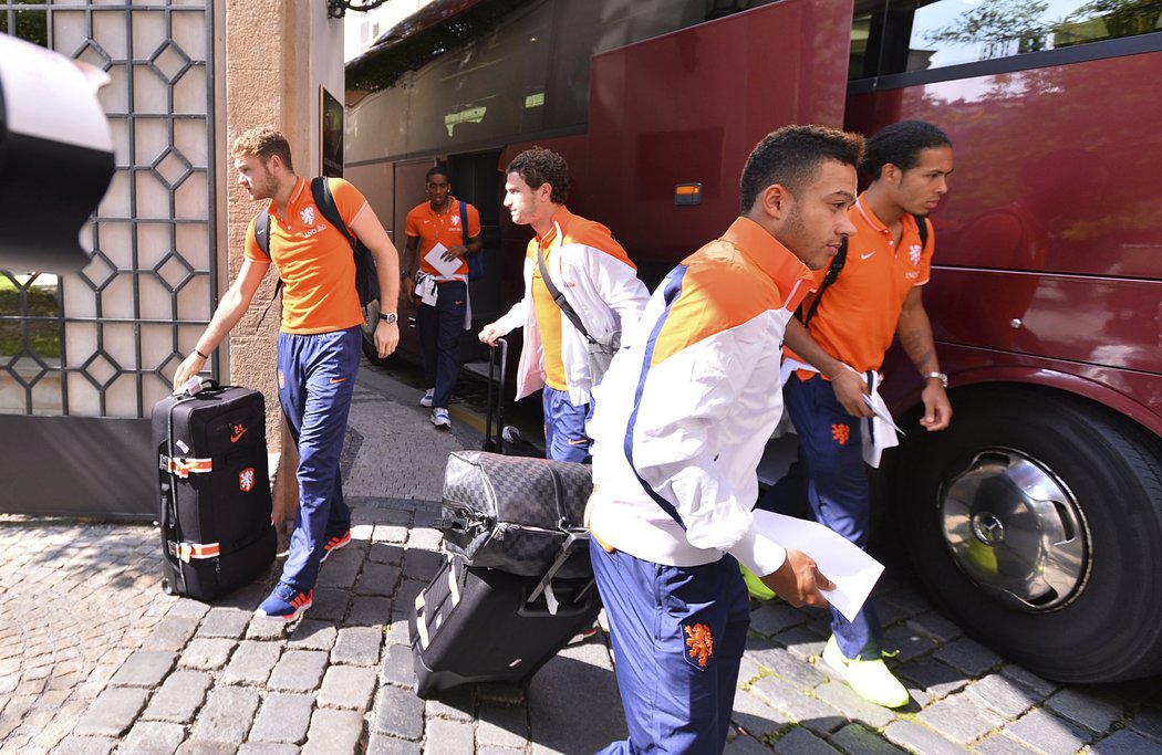 Fotbalisté Nizozemska se po příletu do Prahy rychle přemístili do hotelu v centru metropole