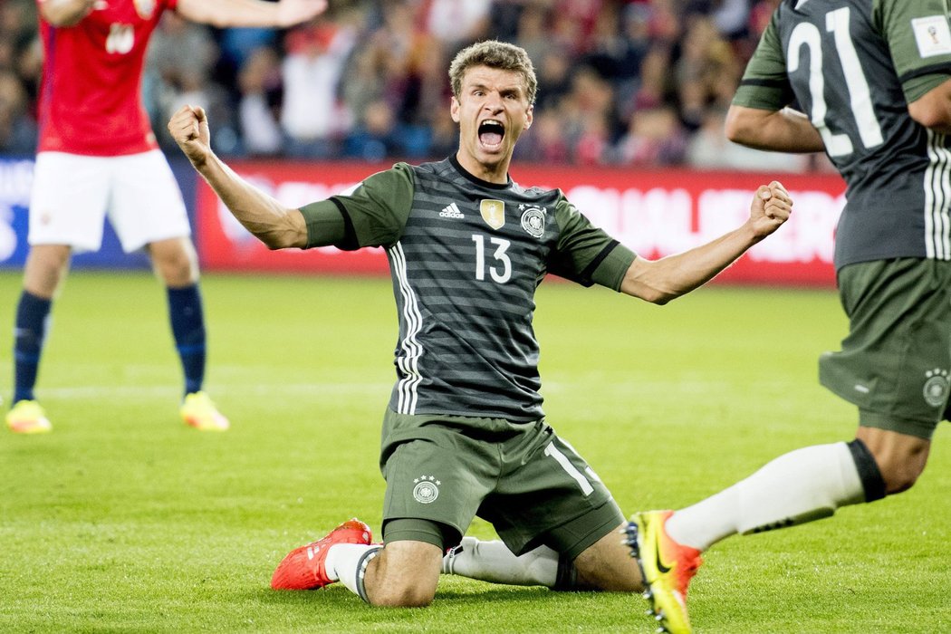 Thomas Müller se raduje ze svého gólu proti Norsku