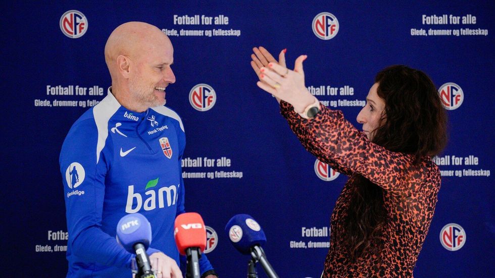 Stale Solbakken podepisuje novou smlouvu s norskou reprezentací, radost neskrývala šéfka norského fotbalu Lise Klavenessová
