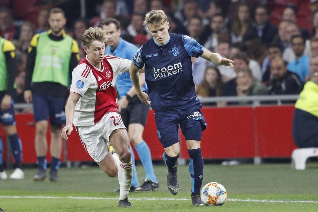 Martin Ödegaard v zápasu svého Arnhemu proti Ajaxu Amsterdam. Právě jeho dres by mohl obléknout.