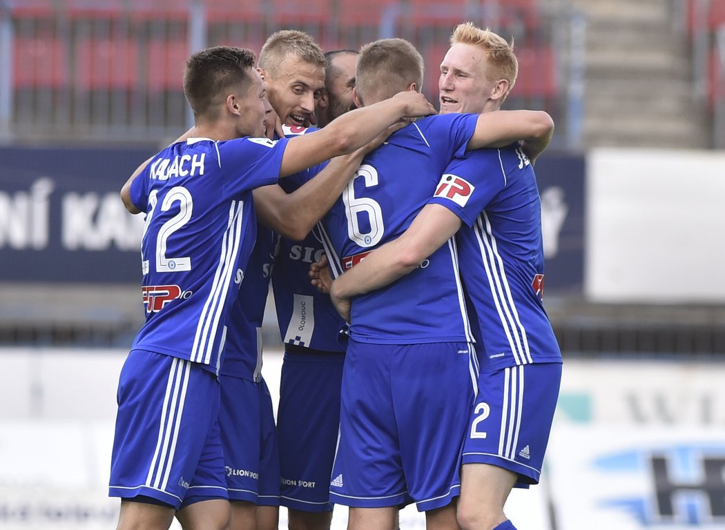 Fotbalisté Olomouce se radují z gólu proti Mladé Boleslavi