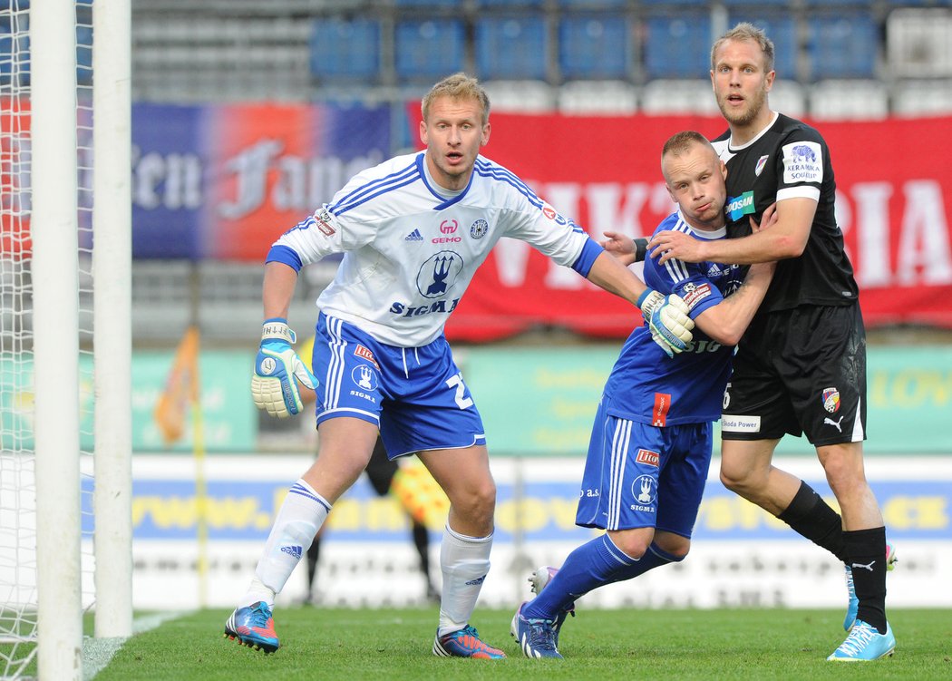 Zdeněk Zlámal v permanenci. Na míč číhá plzeňský Daniel Kolář