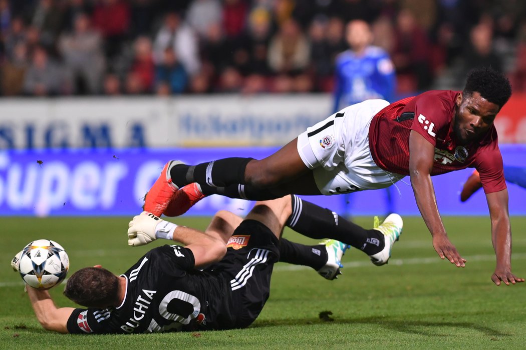 Útočník Benjamin Tetteh neprotlačil míč do olomoucké sítě