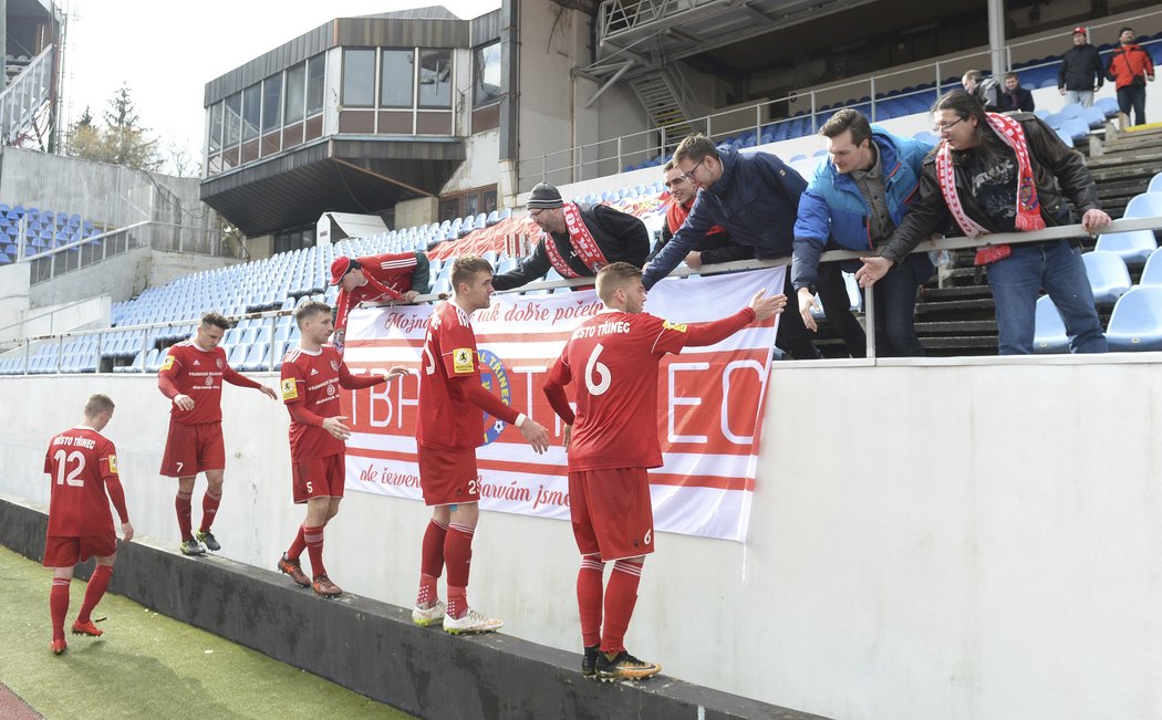 Fotbalisté Třince děkují v Praze svým fanouškům po zápasu proti Olympii