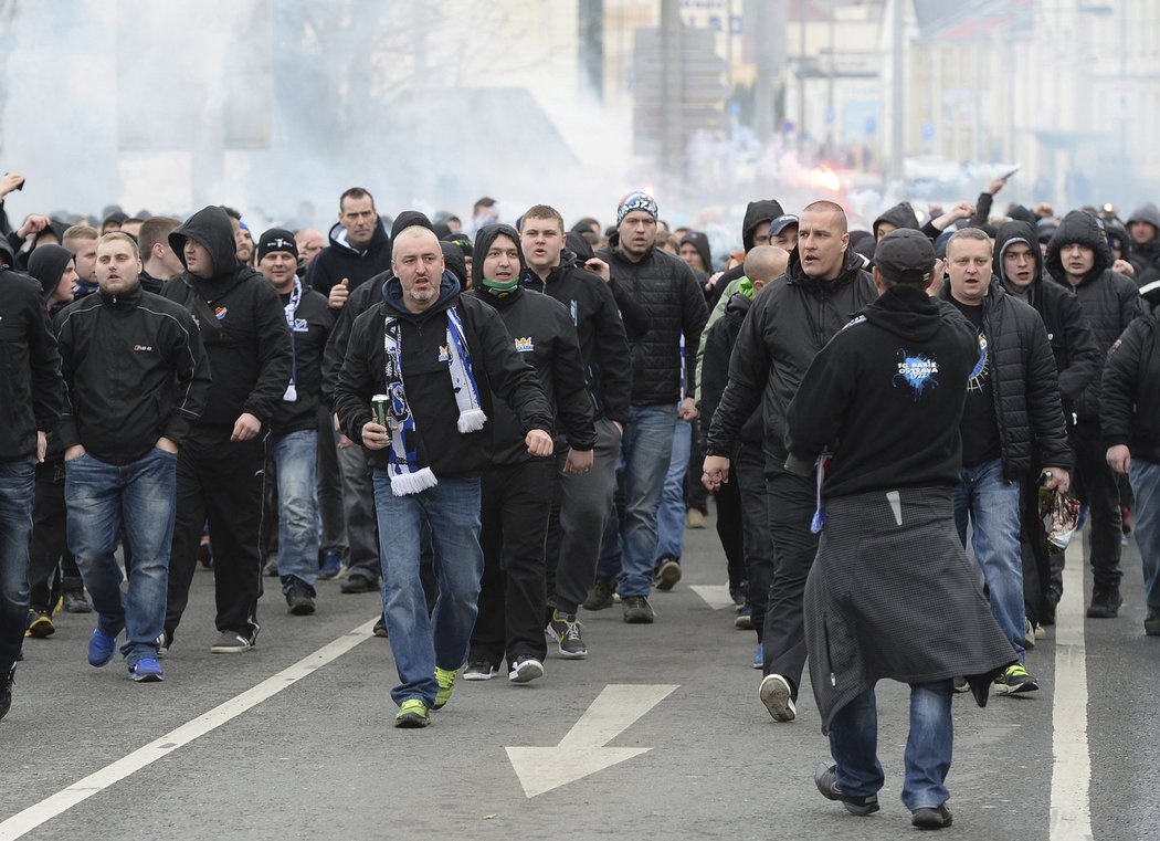 Fanoušci Baníku Ostrava po příjezdu do Opavy