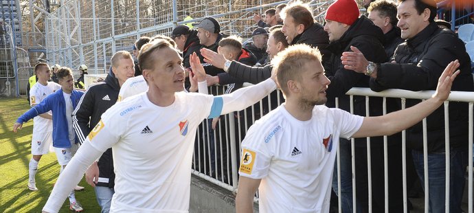 Fotbalisté Baníku se zdraví s malou skupinou fanoušků, která se dostala na stadion v Opavě