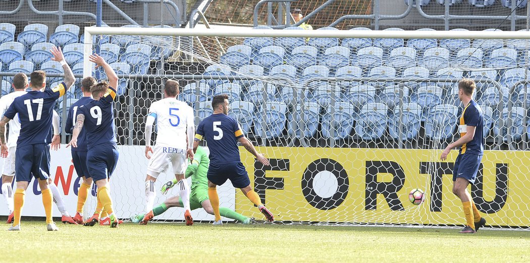 Klíčový moment. Tomáš Mičola právě skóruje za Baník, který porazil Opavu 1:0.