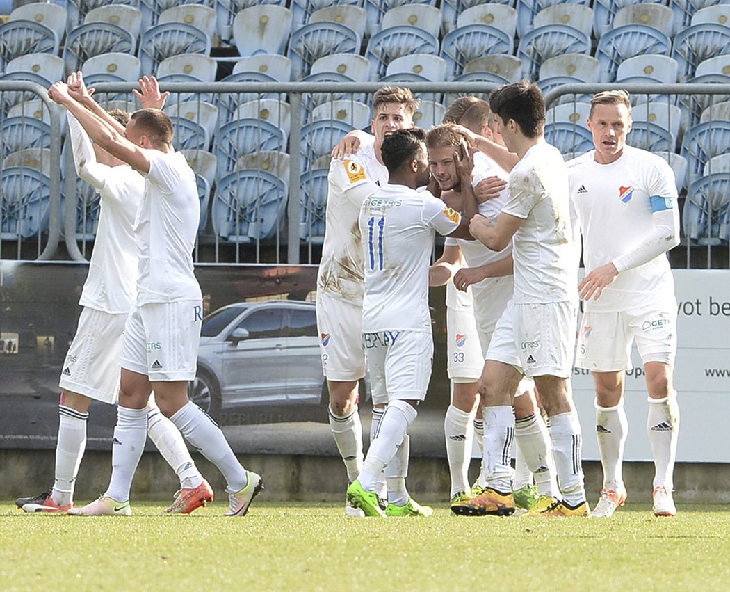 Fotbalisté Baníku Ostrava se radují z gólu v Opavě