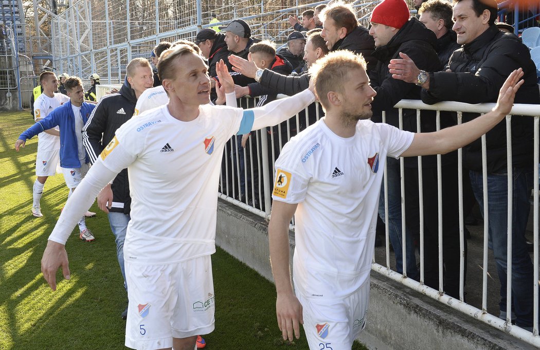 Fotbalisté Baníku se zdraví s malou skupinou fanoušků, která se dostala na stadion v Opavě