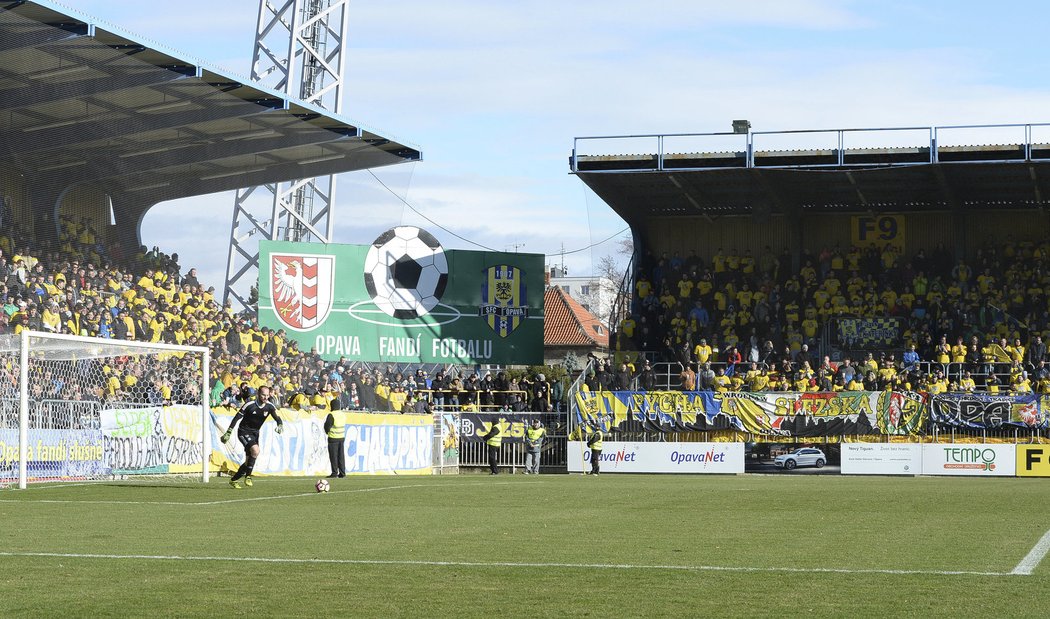 Zaplněný opavský stadion při zápase s Baníkem Ostrava