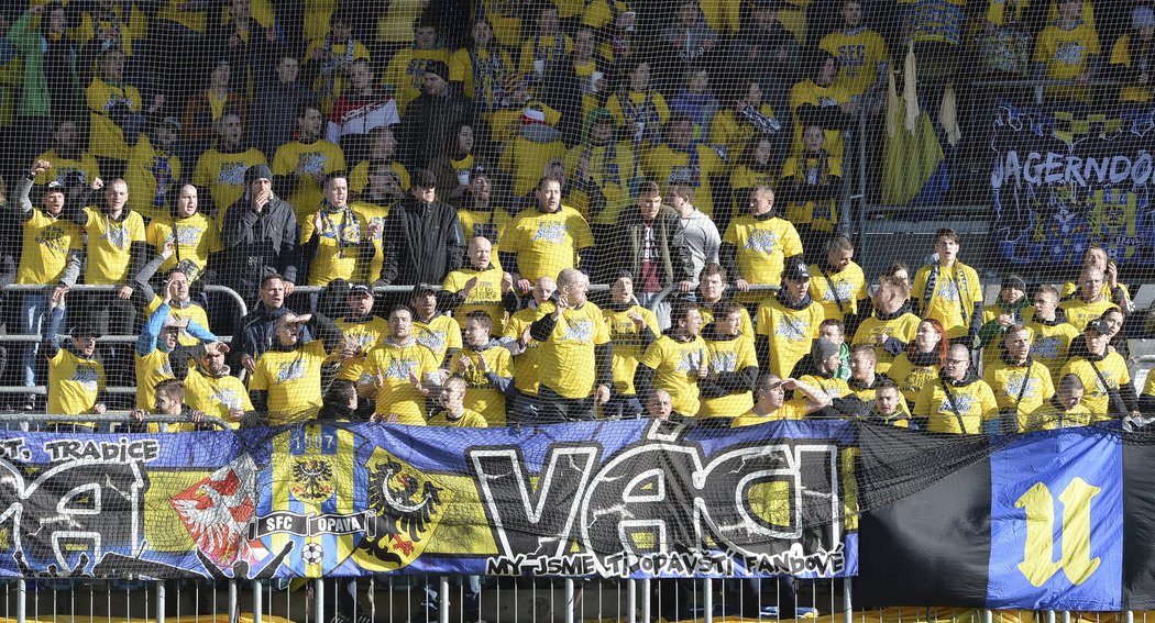 Zaplněný opavský stadion při zápase s Baníkem Ostrava