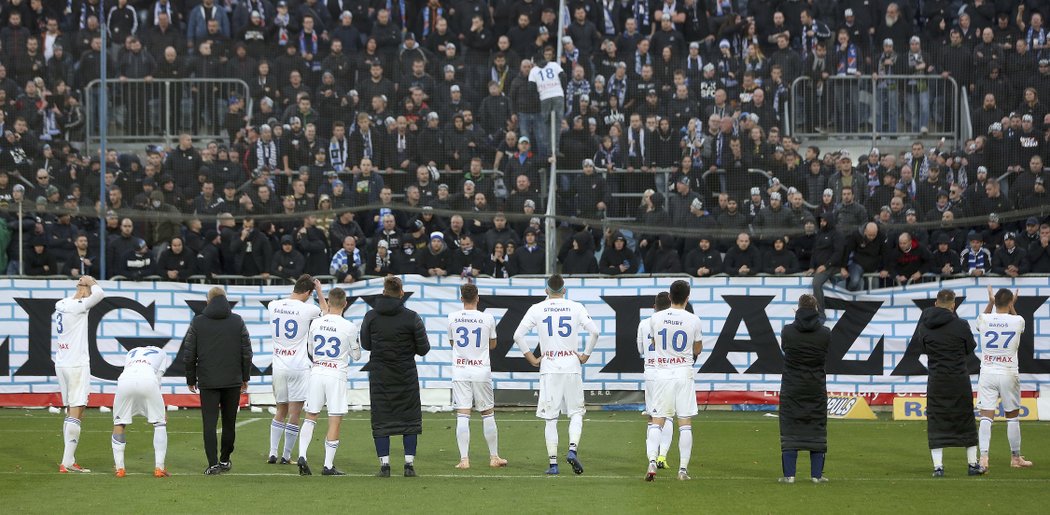 Zklamaní fotbalisté Baníku Ostrava po vítězství v Opavě