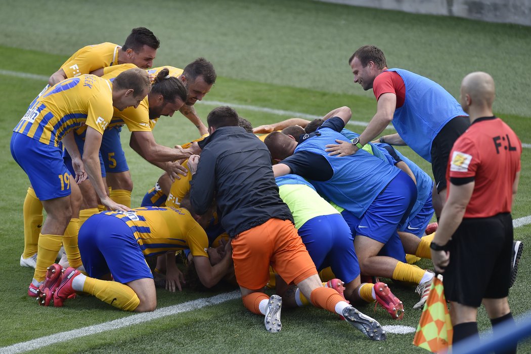 Radost opavských fotbalistů po gólu v budějovické síti