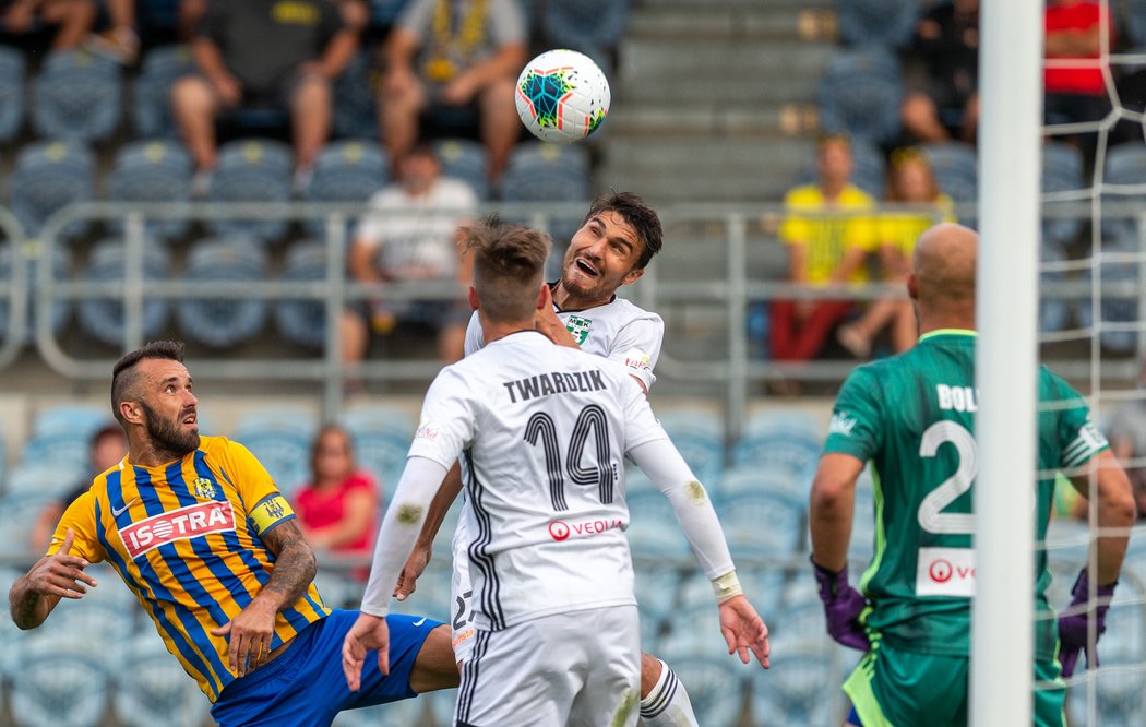 Slezský souboj před brankou Karviné. Zleva Jan Žídek z Opavy a hostující Filip Twardzik, Michal Papadopulos a brankář Petr Bolek.