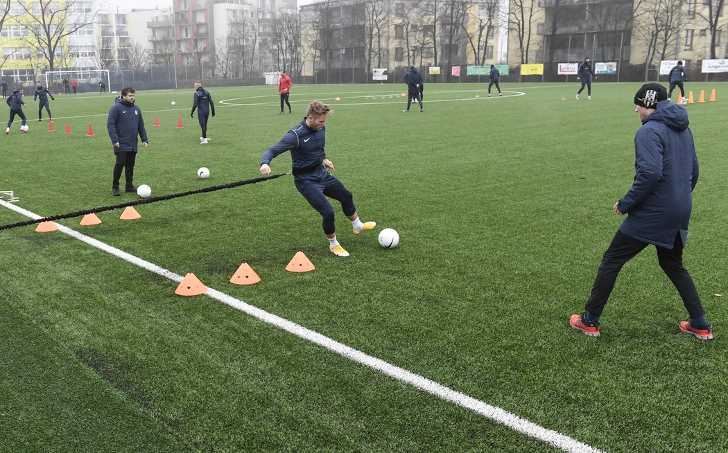 Trénink fotbalistů Opavy na náhradním zimním soustředění na pražském Zličíně