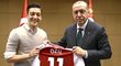 Kontroverzní fotografie. Mesut Özil se setkal s tureckým prezidentem.