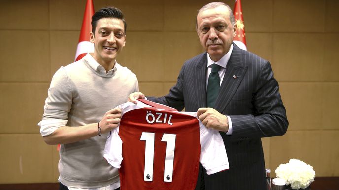 Kontroverzní fotografie. Mesut Özil se setkal s tureckým prezidentem.