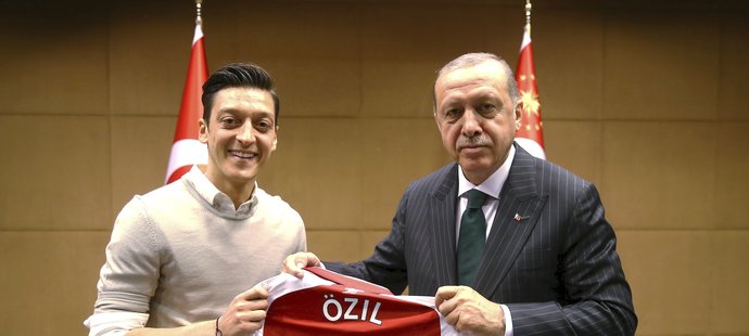 Kontroverzní fotografie. Mesut Özil se setkal s tureckým prezidentem.