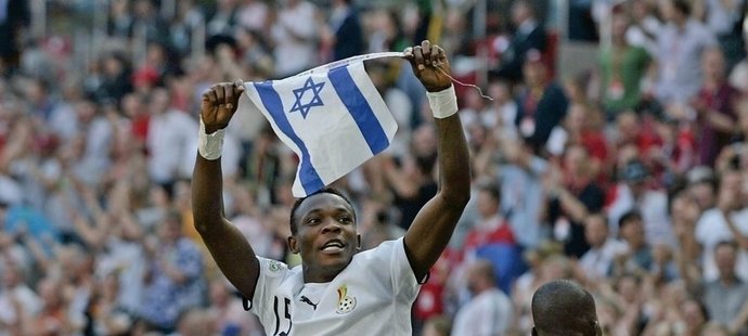 Fotbalista John Paintsil slaví na MS 2006 branku proti Česku s izraelskou vlajkou. Za svoje gesto se musel tehdy omluvit.